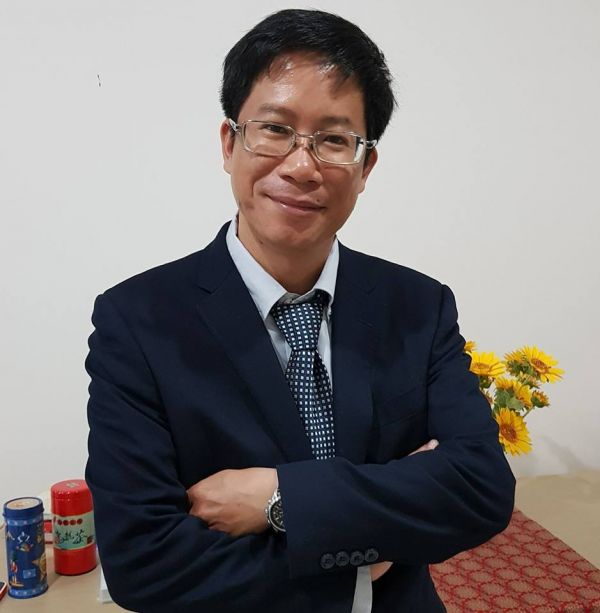 Dịch giả Hoàng Long